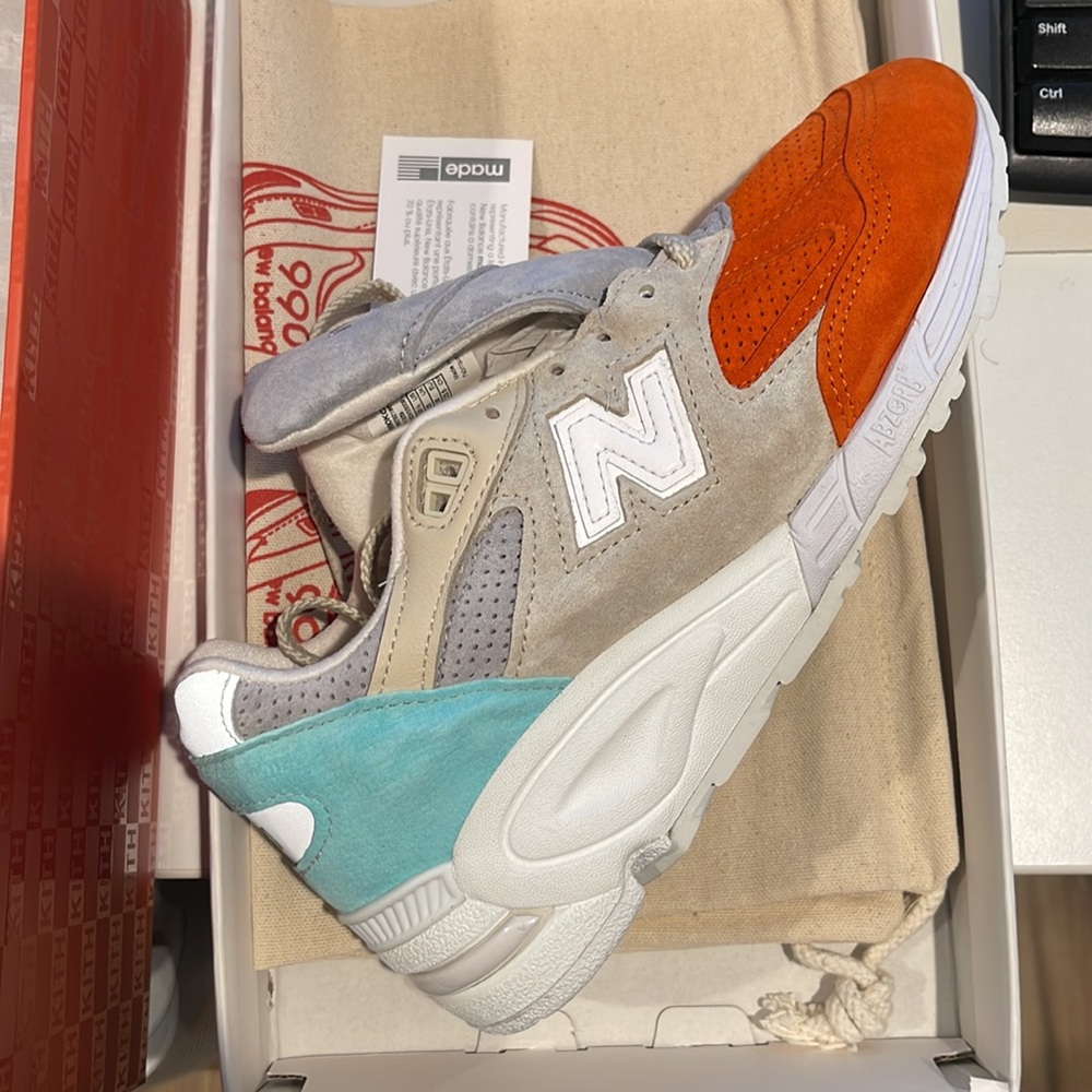 100% authentic KITH x New Balance 990v2 - Cyclades